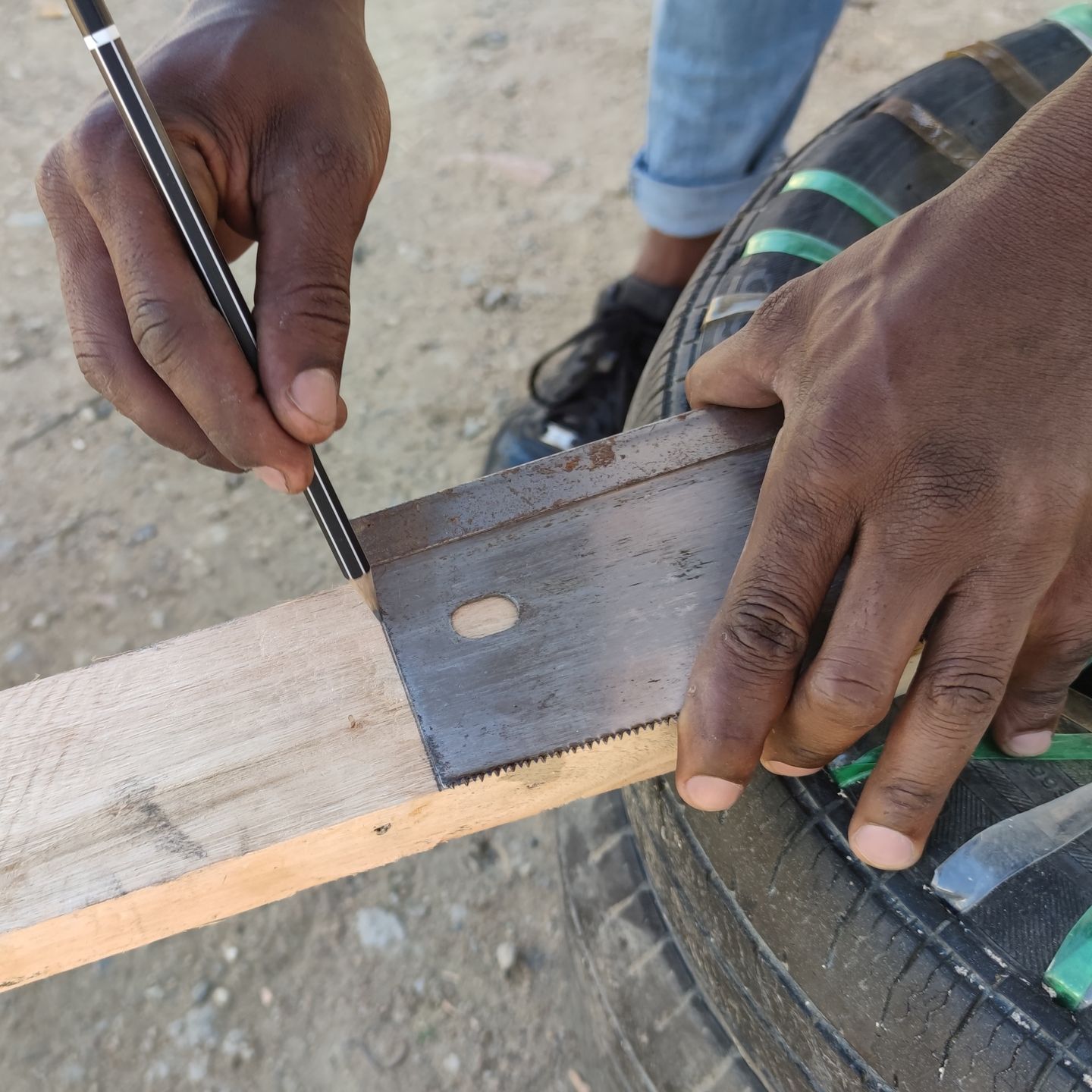 Drawing a rectangular line with the help of a saw