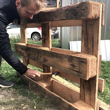 Disassemble the pallet