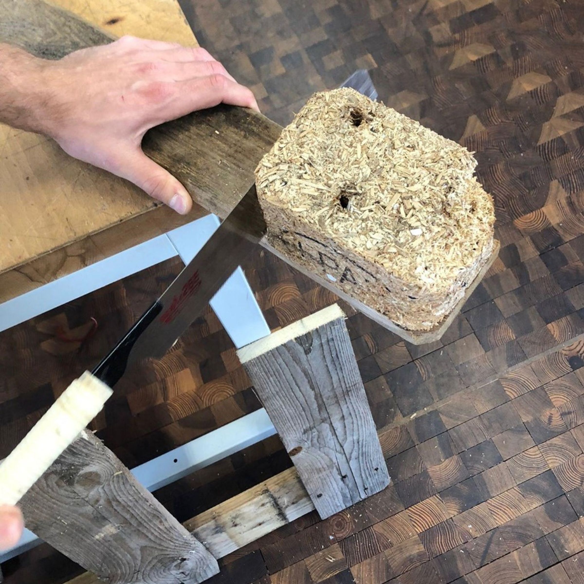 Cut the supports for the table top