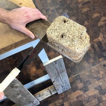 Cut the supports for the table top