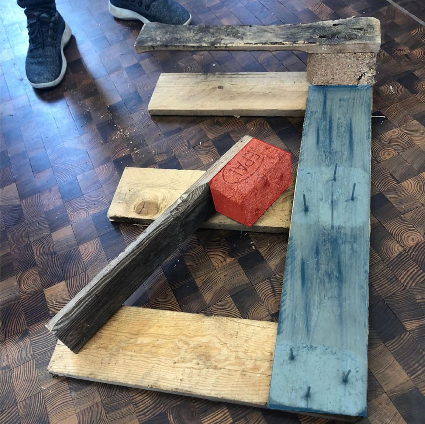 Cut the supports for the table top