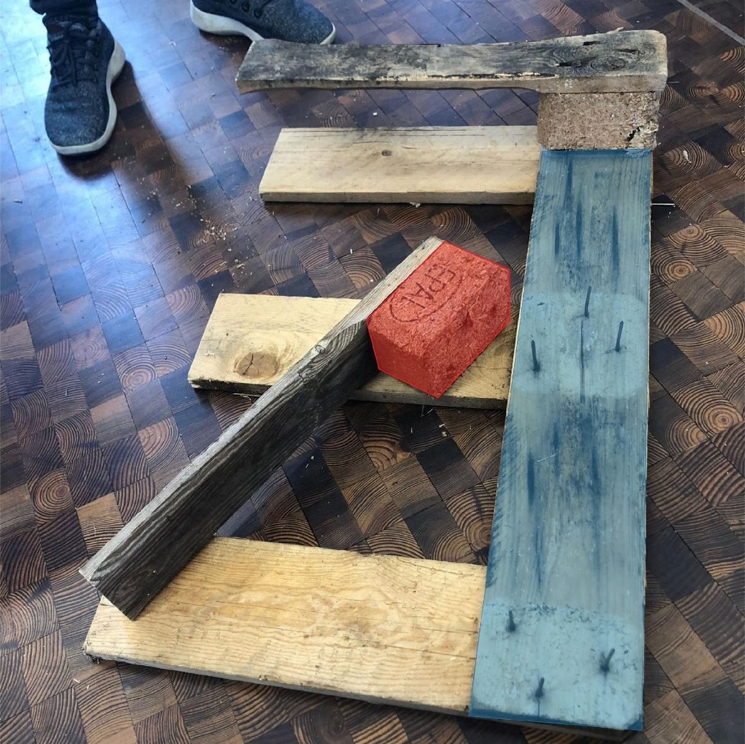 Cut the supports for the table top